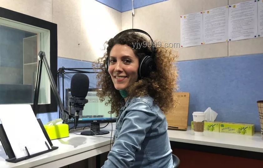 英语听力配音员露脸现象案例研究